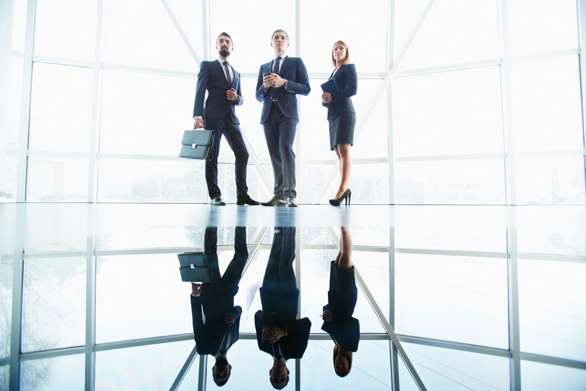 Business team meeting — corporate consultation in Dubai